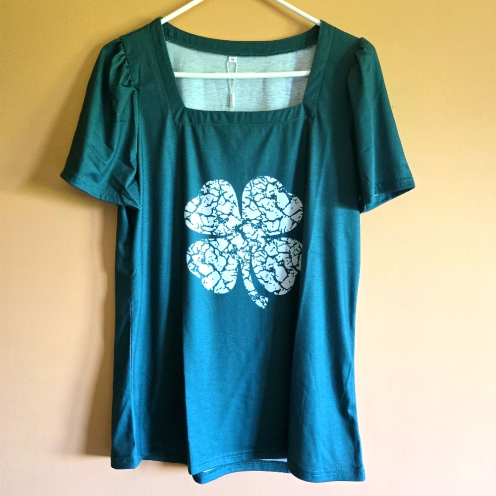 Shamrock Crackled Pattern Tee NWT, PTP=19.25" Clover